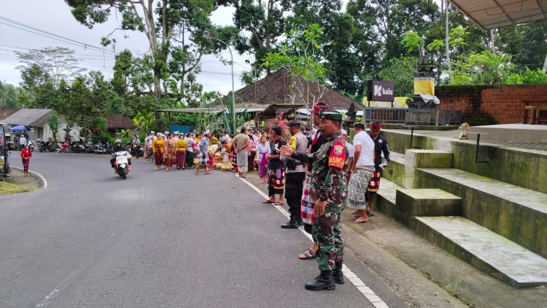 Babinsa Jehem dan Aparat Lain Gelar Pengamanan Upacara Mecaru di Banjar Tingkadbatu