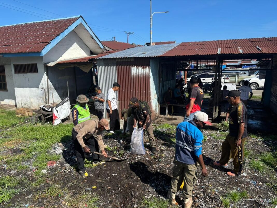 Kodim 1705/Nabire Kolaborasi dengan Polri dan Pemda Laksanakan Pembersihan Pasar Kalibobo