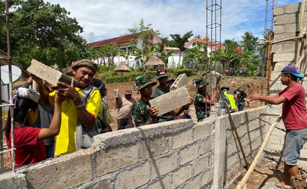 Sinergi TNI dan Masyarakat Percepat Pembangunan SMAN Bikomi Nilulat
