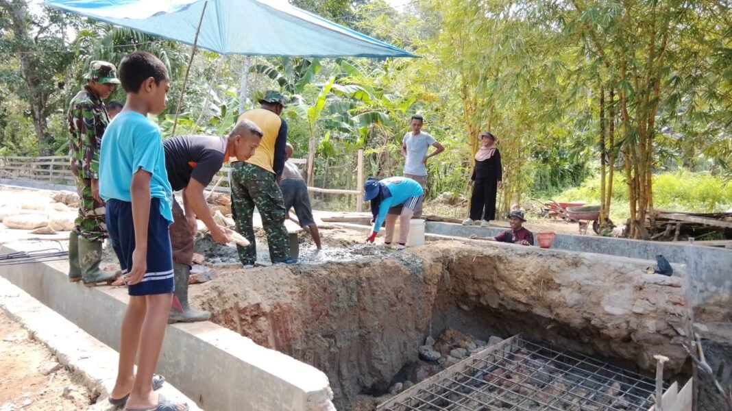 Semangat Ibu-Ibu Sambuli Mendorong Pembangunan Jembatan Satgas TMMD