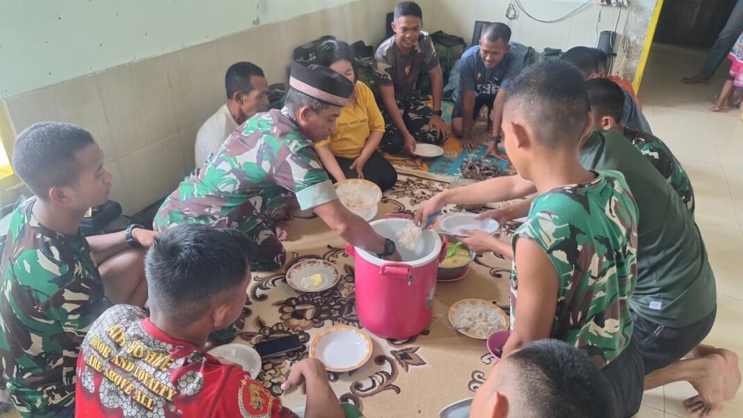 Kebersamaan Santap Siang Personel Satgas TMMD 127 dengan Warga Petoaha Perkuat Hubungan Emosional