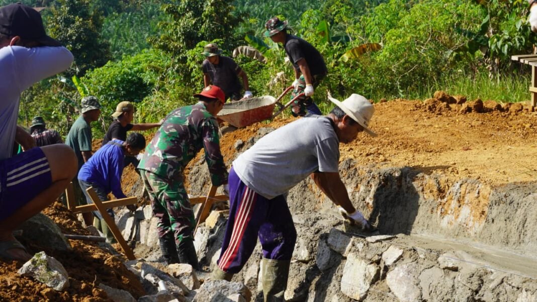 Percepatan Pemasangan Batu Siring oleh Satgas TMMD ke-127 Kodim 1015/Sampit untuk Ketahanan Jalan
