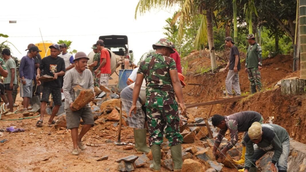 Sinergi Satgas TMMD dan Warga Desa Tri Buana dalam Pembangunan Siring Jalan