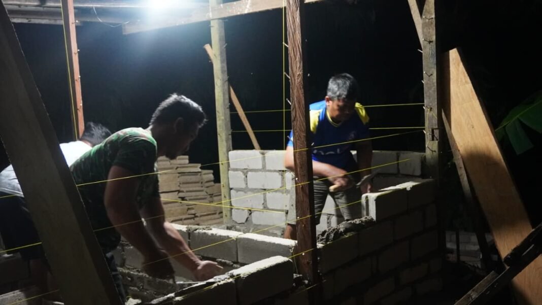 Satgas TMMD ke-127 Kodim 1015/Sampit Lakukan Pembangunan MCK dan Tempat Wudhu di Malam Hari