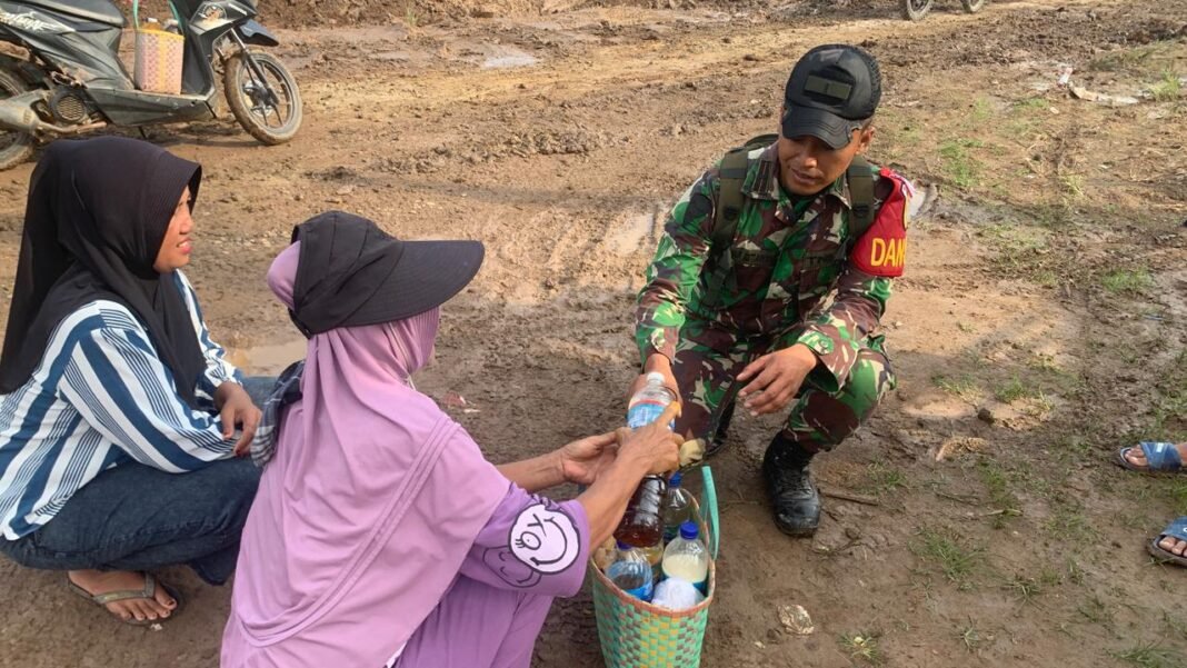Satgas TMMD 127 Berinteraksi dengan Pedagang Jamu Gendong di Banyuasin