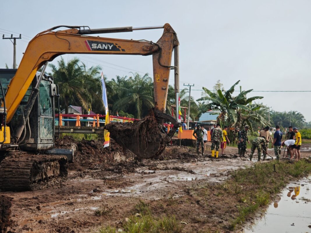 Danton Satgas TMMD Memimpin Proyek Penimbunan Jalan di Desa Wonosari