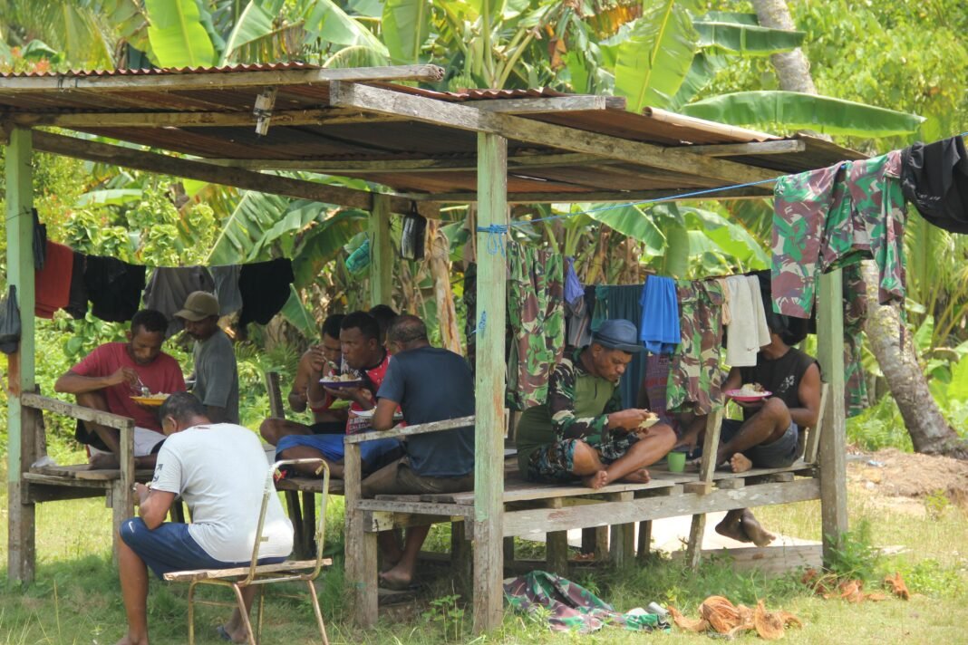 Meningkatkan Kemanunggalan, Satgas TMMD 127 Kodim 1804/Kaimana Gelar Makan Siang Bersama Warga