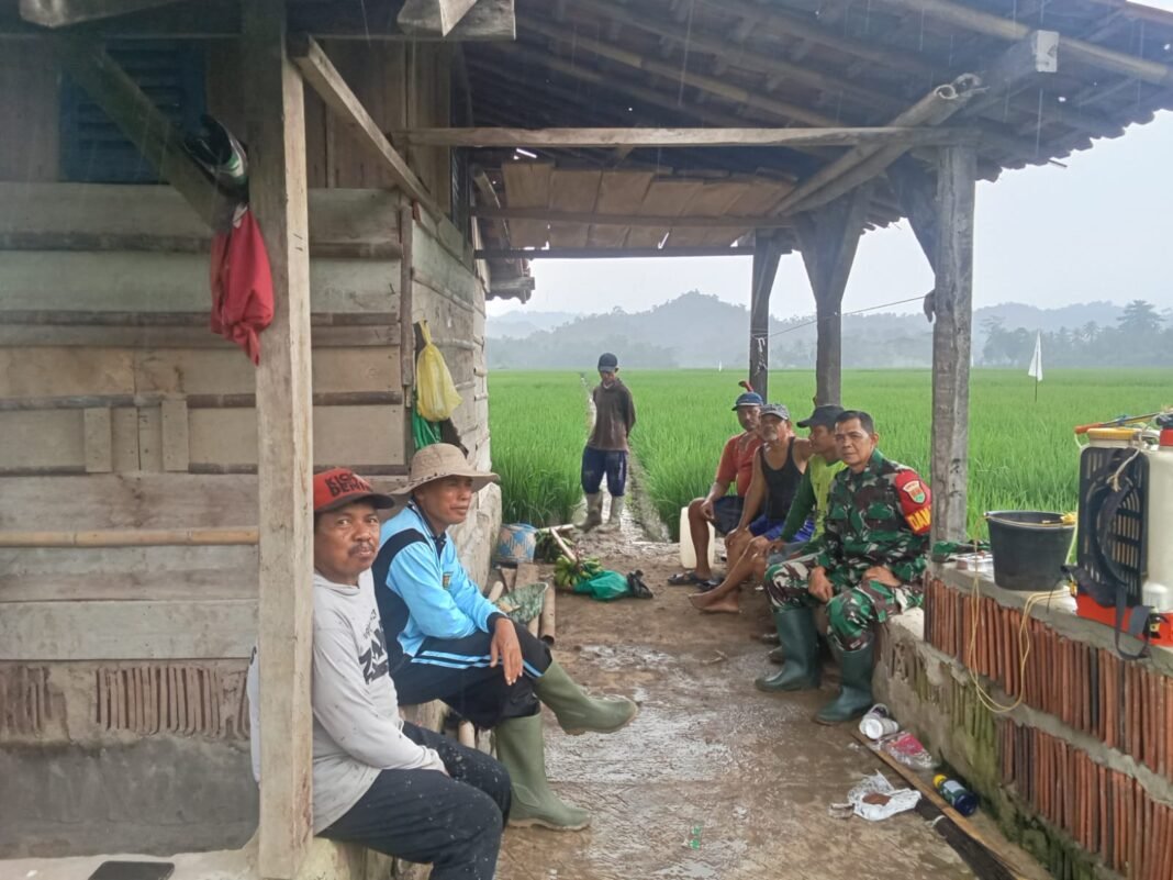 Kapten Inf Oyong Mengajak Satgas dan Masyarakat Tingkatkan Wawasan Kebangsaan