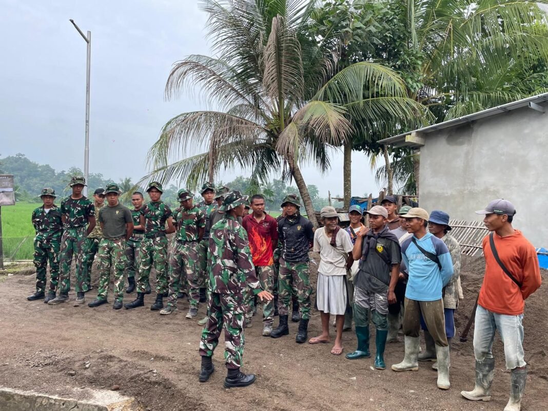 Semangat Kebersamaan Satgas TMMD ke-127 Bangkitkan Pembangunan Desa