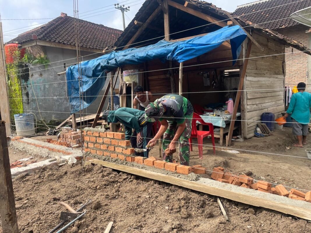 Pemasangan Batu Bata dalam Rehabilitasi RTLH TMMD Kodim 0421/LS di Desa Tanjung Rejo