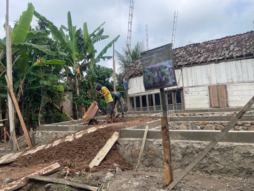 Progres Rehabilitasi Rumah Tidak Layak Huni di Desa Tanjung Rejo oleh TMMD Kodim 0421/LS
