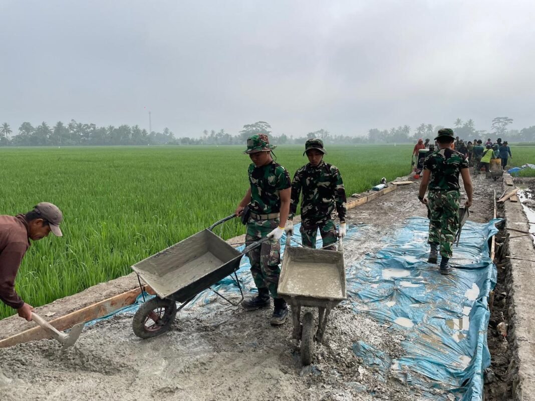 Rabat Beton TMMD Perkuat Akses Jalan dan Mobilitas di Pesawaran