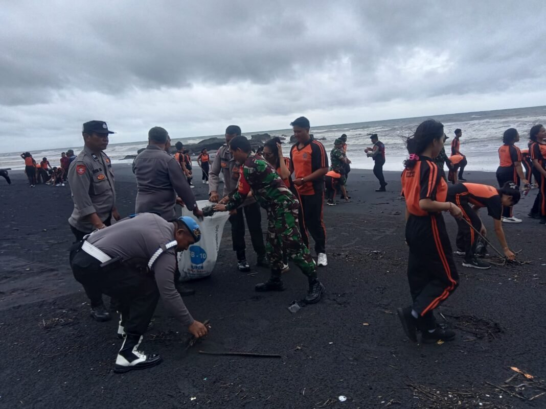 Koramil Selemadeg Bersama Masyarakat Bersihkan Pantai Bulungdaya