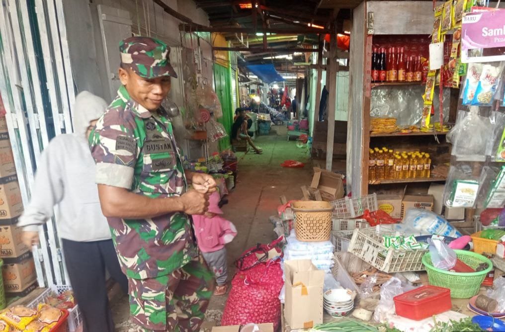 Babinsa Koramil 1420-05/Dua Pitue Awasi Stok dan Harga Sembako di Pasar Sentral Tanru Tedong