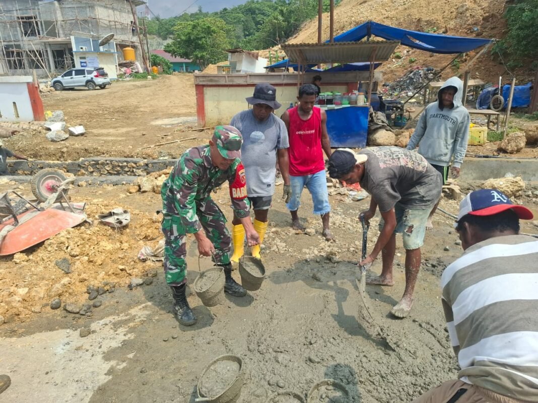 Karya Bakti Babinsa dan Masyarakat: Pembangunan Drainase di Desa Lelilef Sawai