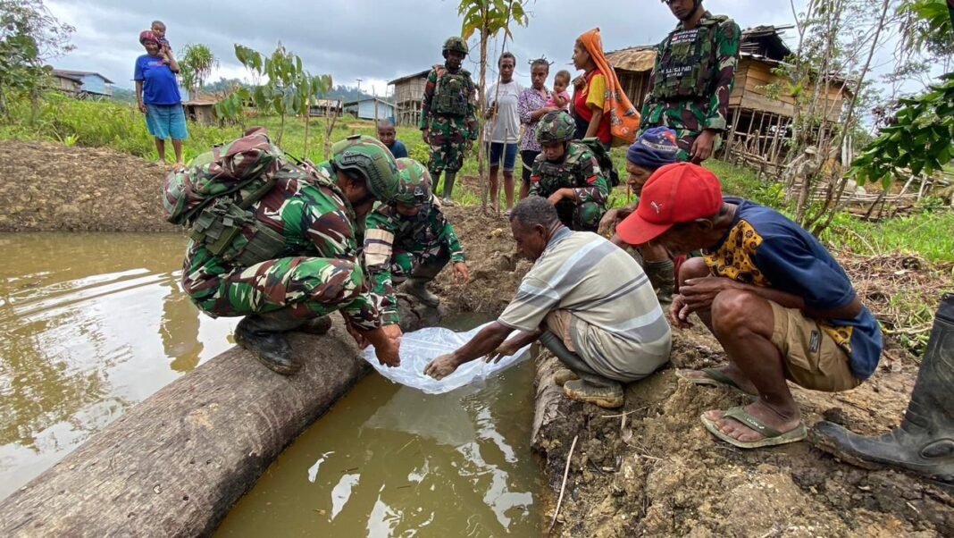 Pos Denom Satgas Yonif 751/VJS Serahkan Bibit Ikan untuk Masyarakat Demi Ketahanan Pangan