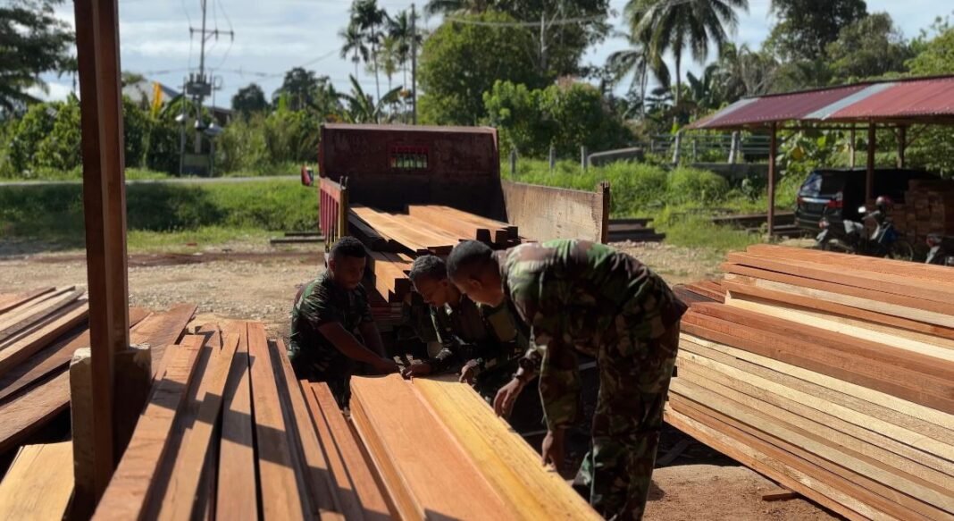 TNI Bersama Warga Lakukan Pergeseran Kayu untuk Pembangunan Desa di Kaimana
