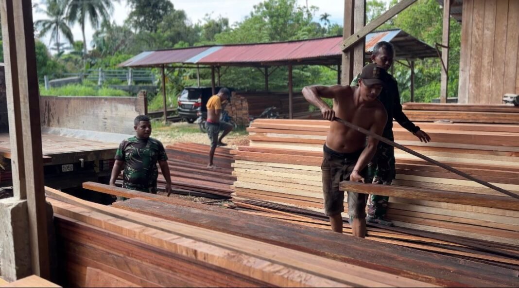 Semangat Kebersamaan dalam Pemindahan Kayu ke Kampung Sisir 1