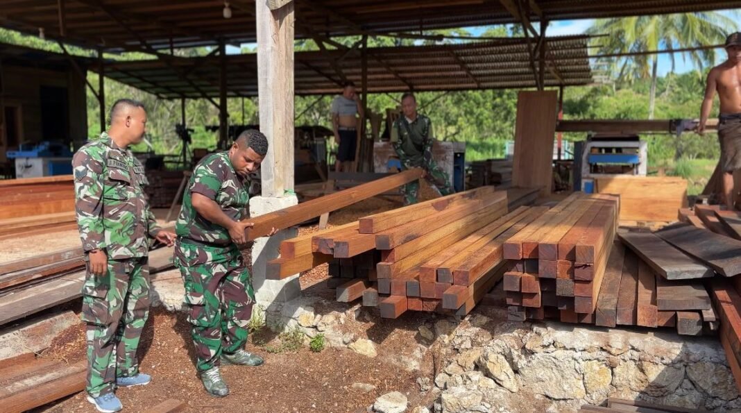 Keterpaduan TNI dan Warga Dukung Pengiriman Bahan Bangunan di Kampung Sisir 1