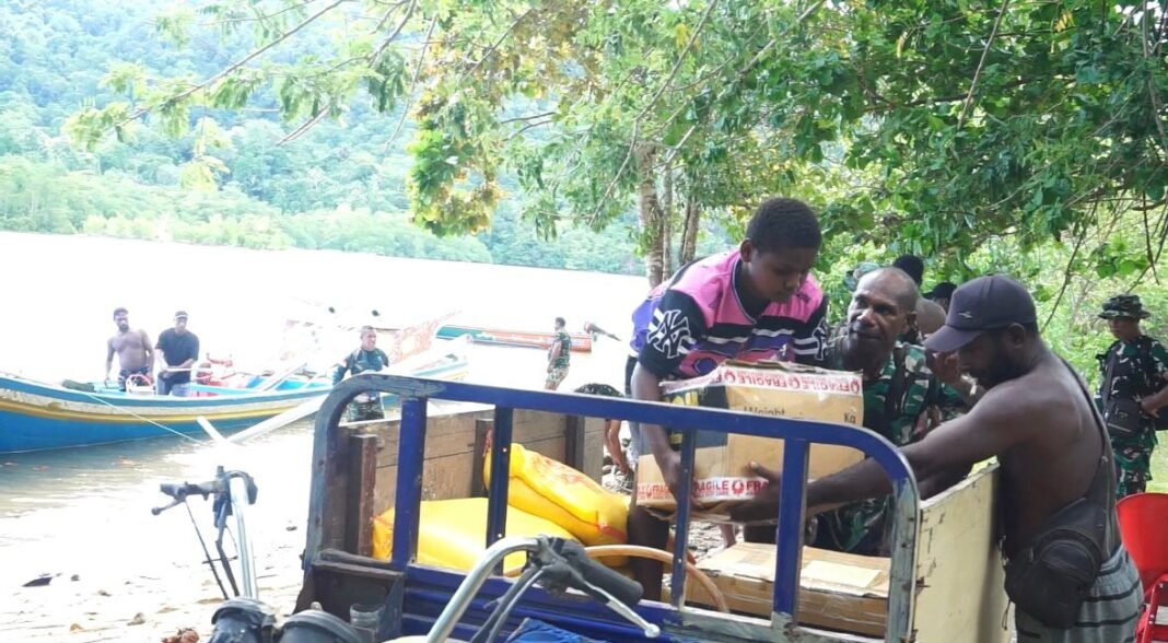 Kebersamaan Warga Mempercepat Distribusi Material TMMD di Kampung Sisir 2