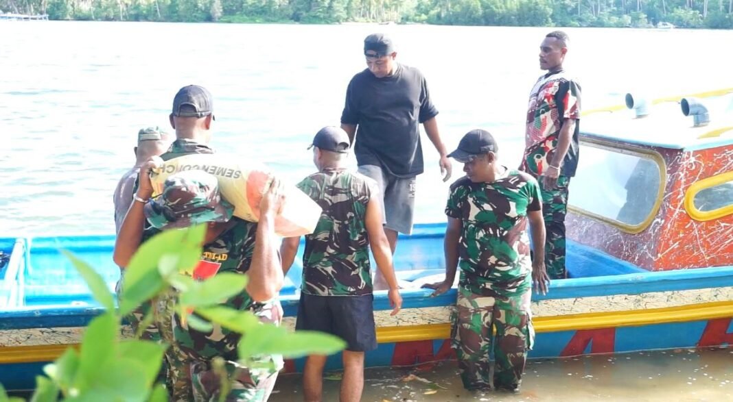 Sinergi TNI dan Warga Mempercepat Distribusi Material TMMD di Kampung Sisir