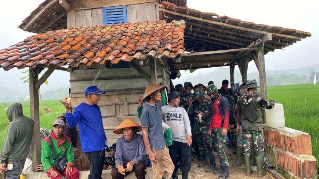 Semangat Tak Kenal Cuaca, Satgas TMMD Terus Lanjutkan Pembangunan Desa