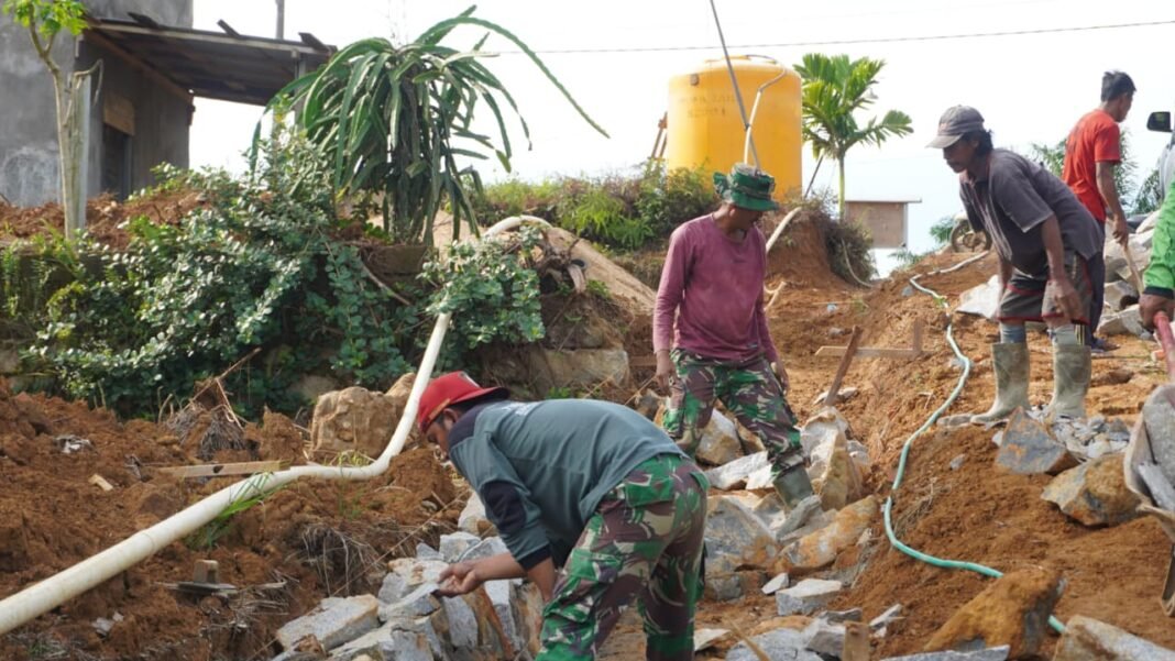 Dedikasi Prajurit TNI Terlihat di Hari Libur Melalui Program TMMD Bersama Warga
