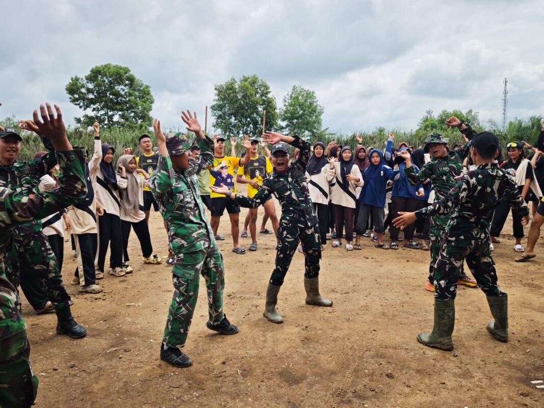 Satgas TMMD Berlatih Yel-Yel dengan Siswa untuk Membangun Kekompakan