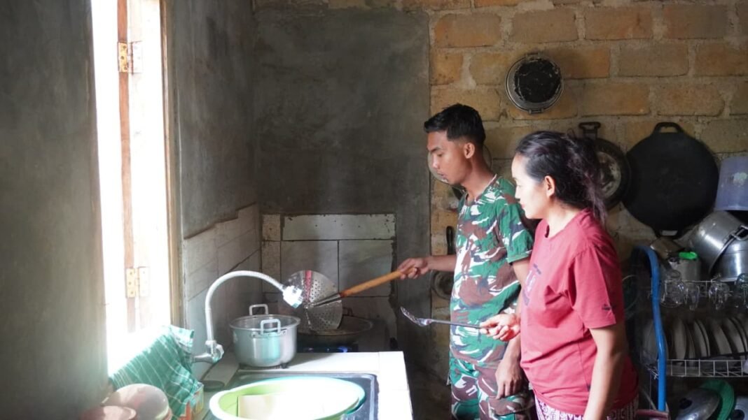 Sinergi TNI dan Warga, Prajurit TMMD Reguler ke-127 Berbagi Dapur di Desa Tri Buana