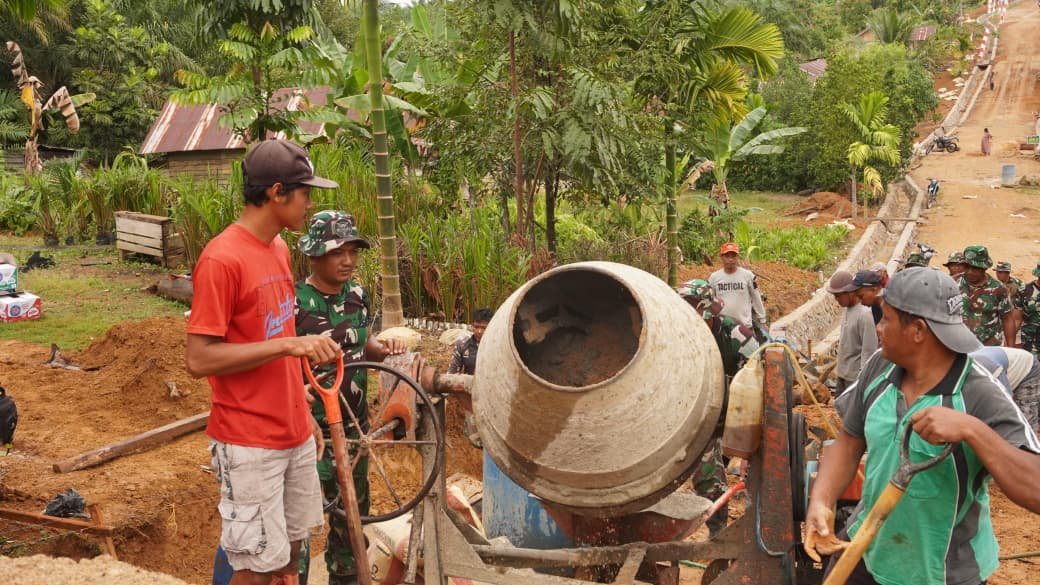 Kebersamaan dan Canda Tawa Warnai Gotong Royong Satgas TMMD Reguler ke-127 di Desa Tri Buana