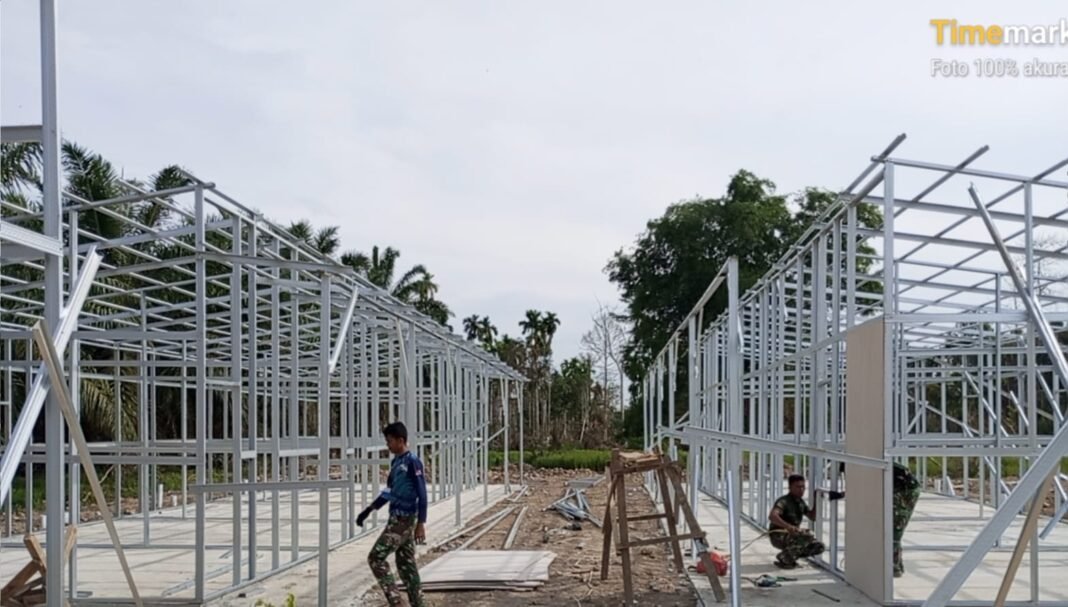 TNI Awasi Proses Pembangunan Huntara di Langkahan untuk Warga Korban Bencana