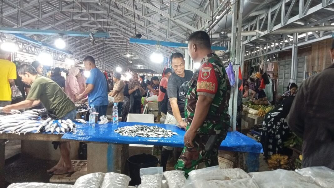 Pantauan Harga Sembako Jelang Ramadhan, Babinsa Koramil 04/Watang Pulu Kunjungi Pasar Lawawoi