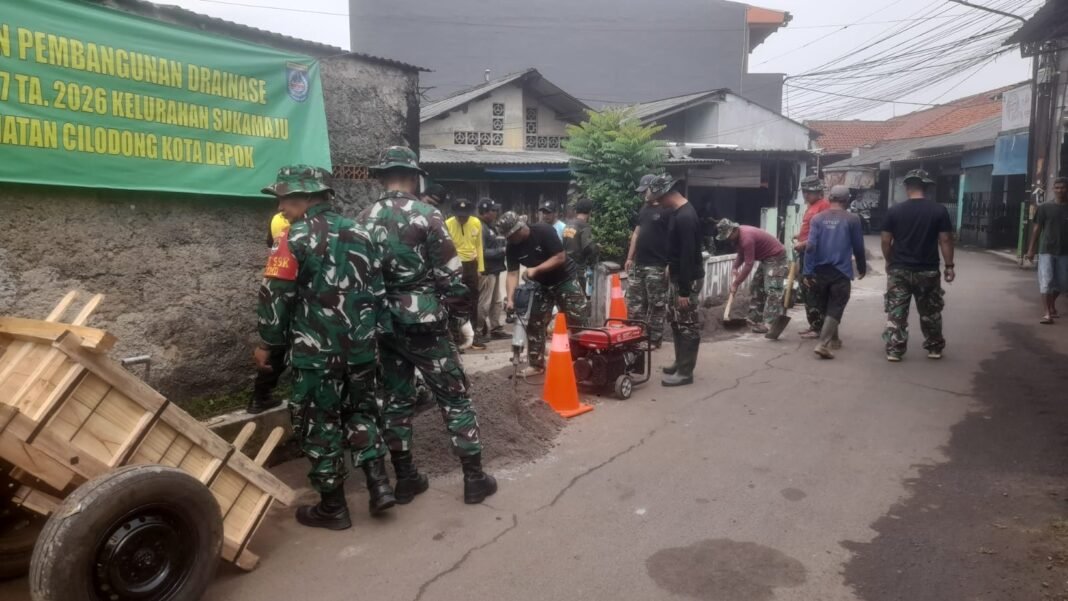 Sinergi TNI-Polri dan Masyarakat dalam Pembangunan Drainase di Depok