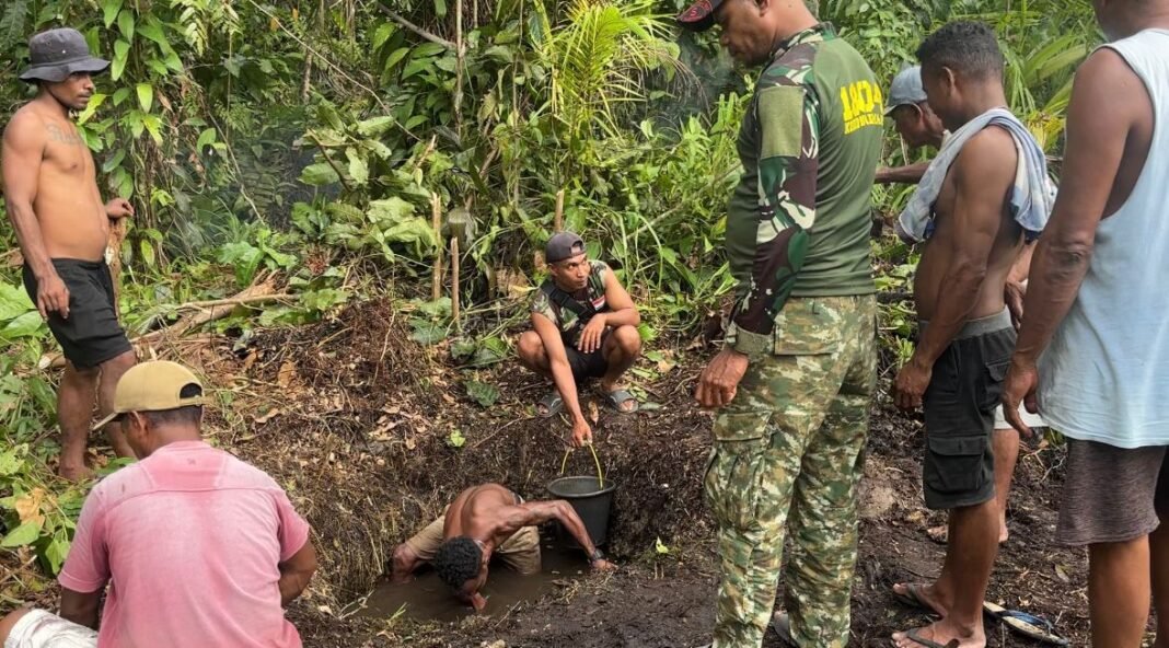 Kerja Sama Satgas dan Masyarakat dalam Penggalian Sumur Bor TMMD 127 di Kampung Sisir 2