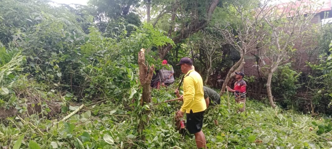 Sinergi Babinsa dan Warga Dompu dalam Pembersihan Tanah Kuburan