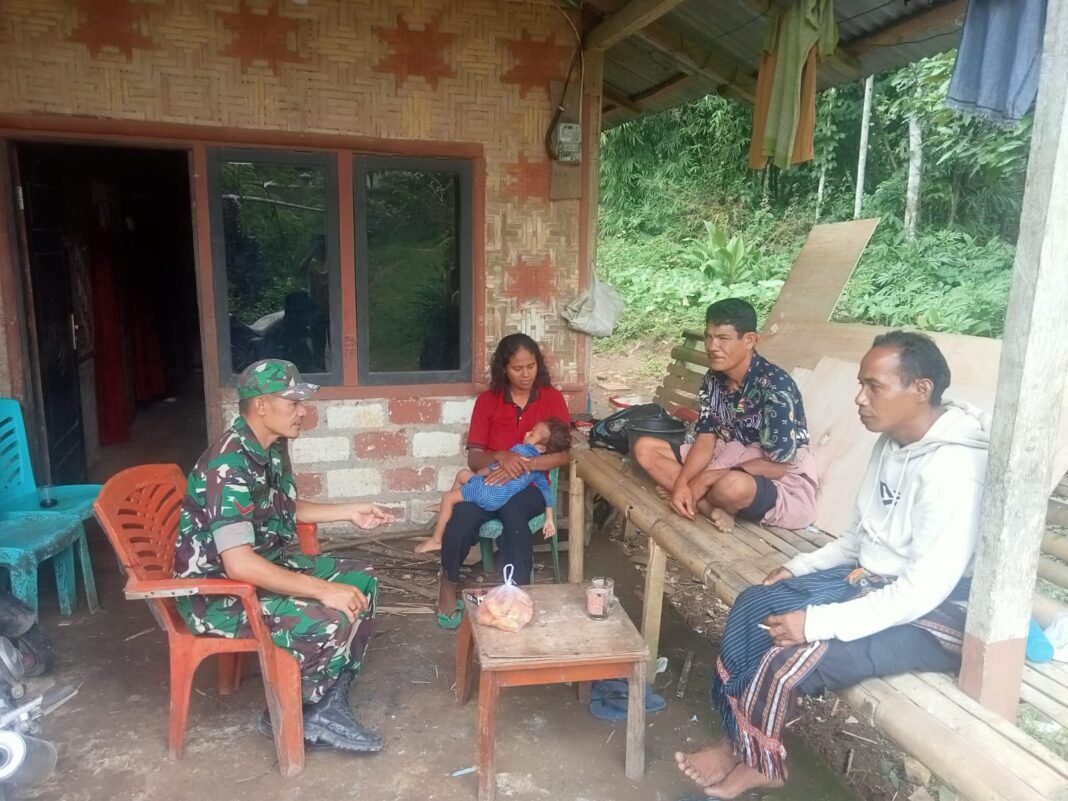 Babinsa Jalin Silaturahmi dengan Warga di Desa Ngadu Bolu