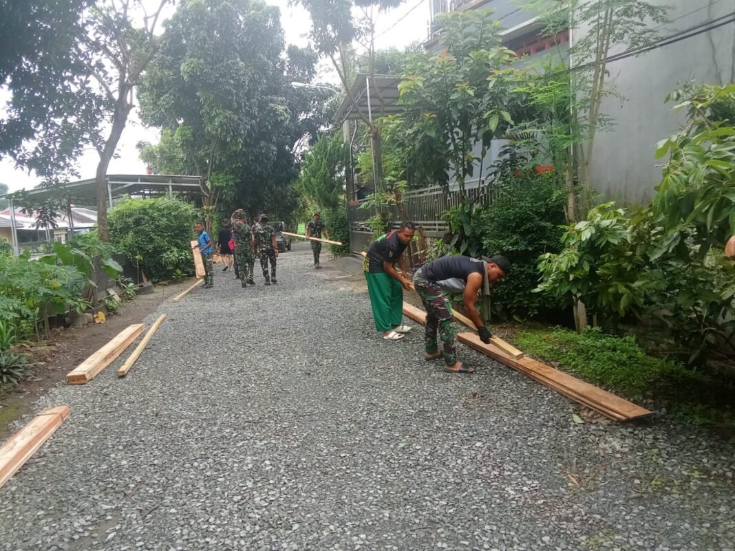 Kolaborasi TNI-Polri dan Masyarakat Percepat Pengerasan Jalan di Sukmajaya