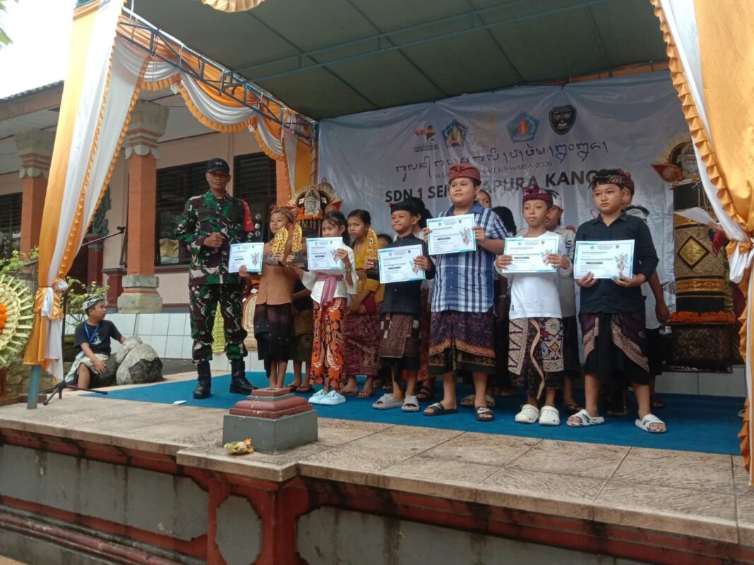 Babinsa Semarapura Kangin Dukung Bulan Bahasa Bali Dalam Meningkatkan Cinta Budaya