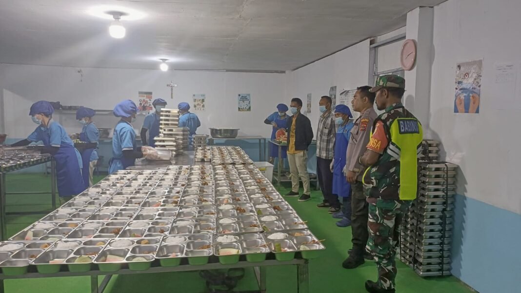 Babinsa Koramil 1612-05/Satar Mese Ikuti Kunjungan Bupati Manggarai di Dapur MBG Papang