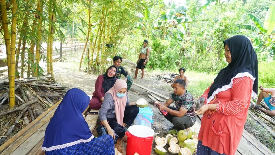 Kepedulian Masyarakat, Ibu-Ibu Sambuli Siapkan Minuman Segar untuk Satgas TMMD