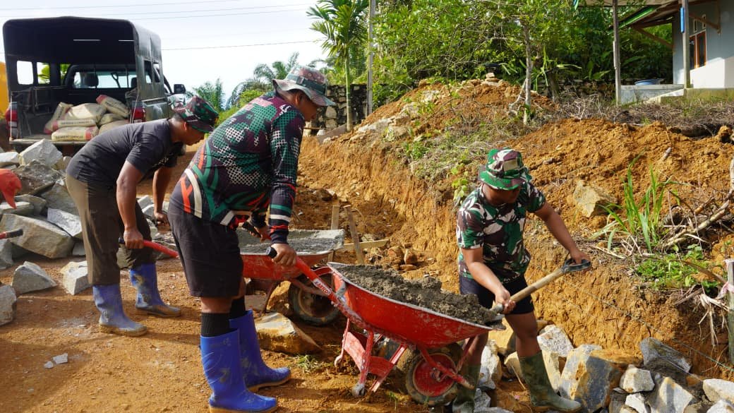 Pantang Menyerah, Satgas TMMD Reguler ke-127 Terus Berupaya di Tengah Cuaca Panas