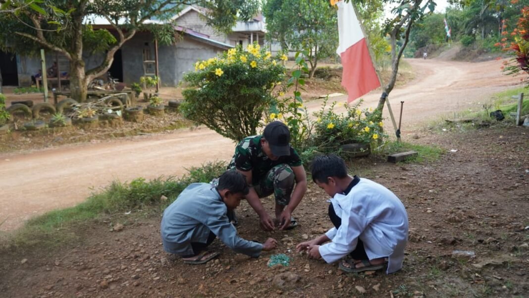 Keceriaan Anak Desa Warnai Kehangatan Kebersamaan Satgas TMMD Reguler ke-127