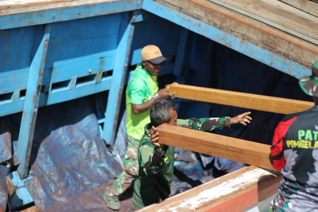 Satgas TMMD 127 Percepat Pendistribusian Material Kayu untuk Pembangunan di Kampung Sisir 2