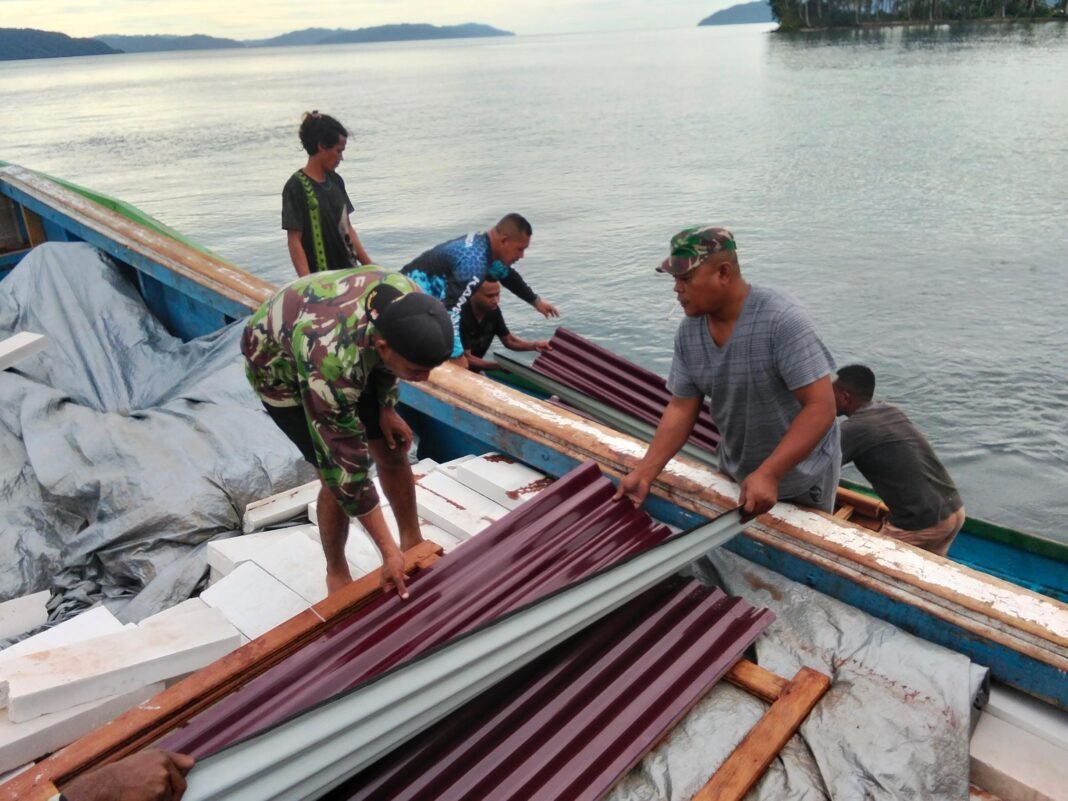 Semangat Gotong Royong Percepat Distribusi Material TMMD di Kampung Sisir 2