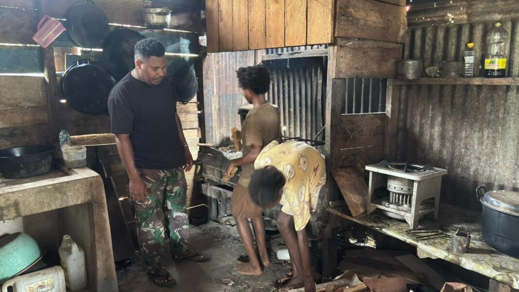 Kebersamaan TNI dan Masyarakat Memperkuat Pembangunan di Kampung Sisir 2
