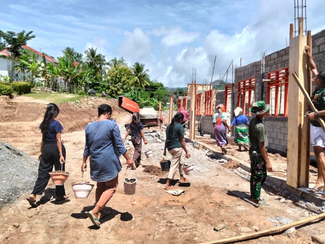 Sinergi Satgas TMMD dan Warga Bangun Ruang Kelas Baru di NTT