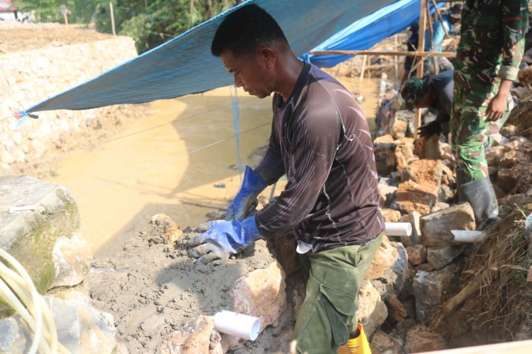 Satgas TMMD 127 Tingkatkan Sistem Drainase Melalui Pemasangan Pipa di Anggoeya