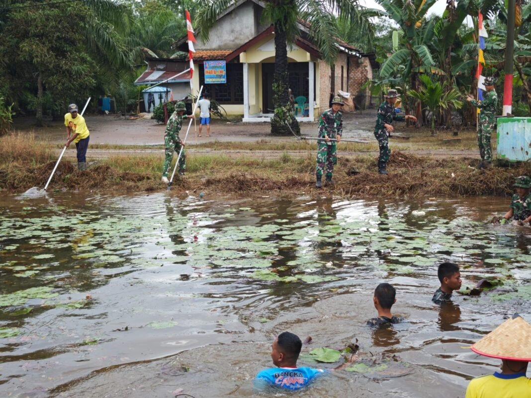Sinergi Satgas TMMD dan Masyarakat dalam Membersihkan Jalur Air Desa Wonosari