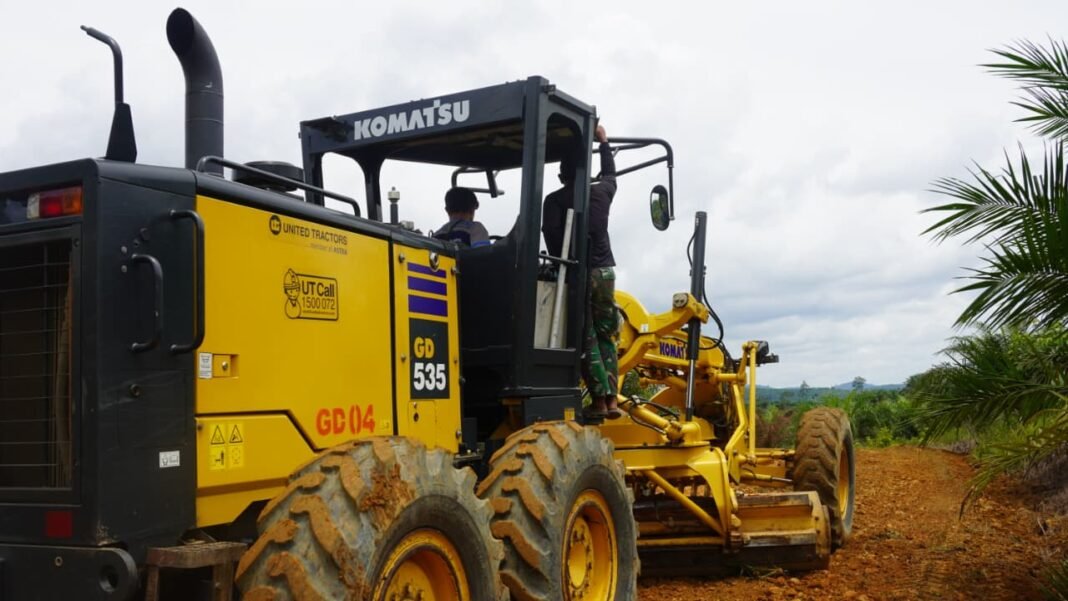 Grader Dikerahkan untuk Mempercepat Pembangunan Jalan di Kotawaringin Timur