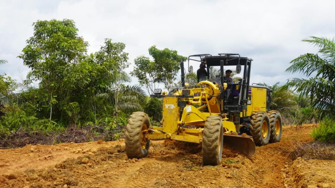 Pengerahan Grader Tingkatkan Akses Jalan Perkebunan di Telaga Antang